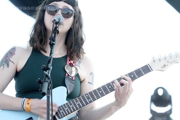 WAXAHATCHEE - 2015-05-30 - NIMES - Grande Scene Flamingo - 